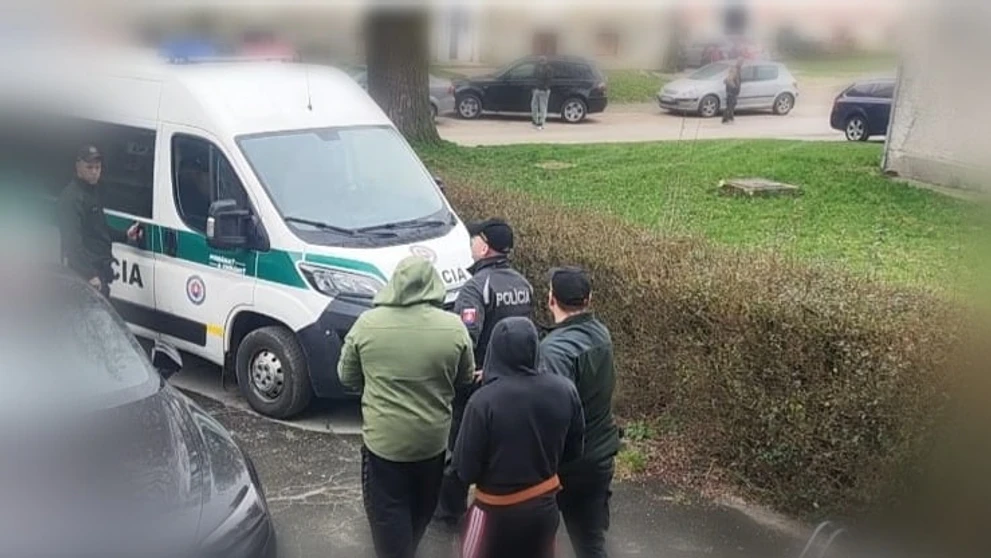 Muži, ktorí v Lubeníku zbili iného muža palicou, putujú do väzby.
