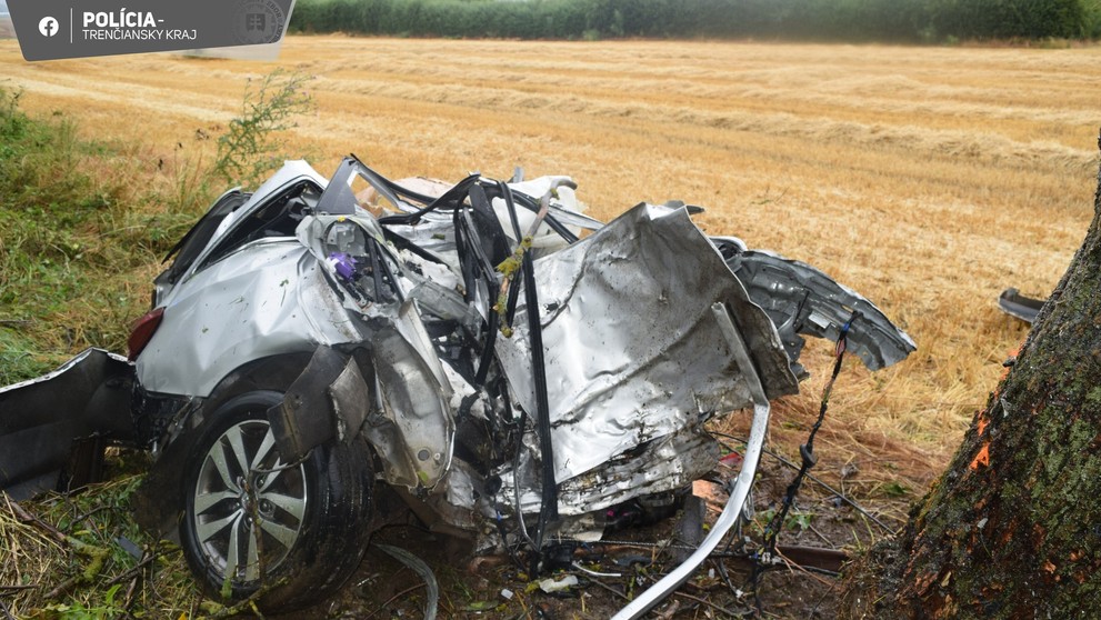 Auto roztrhalo na dve časti