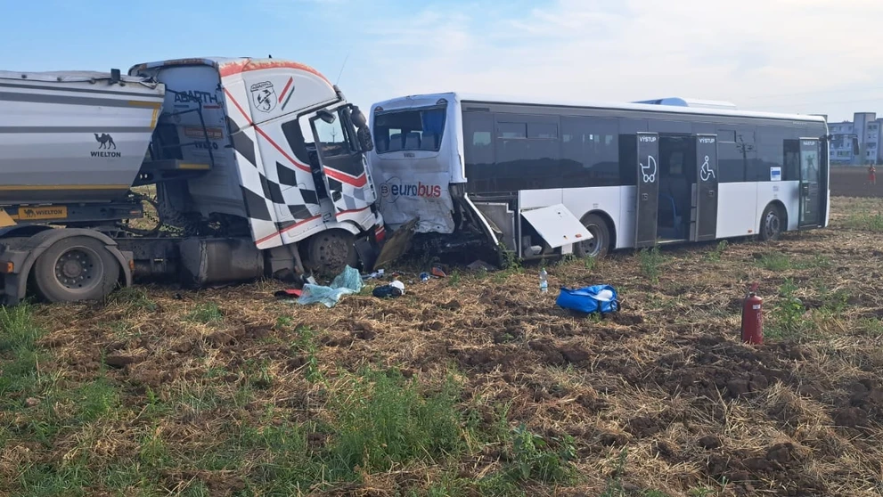 Zrážka kamióna a autobusu.