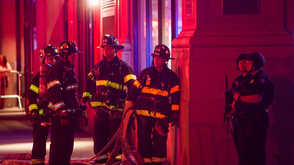 Hasiči čakajú v pohotovosti (ilustračná snímka)