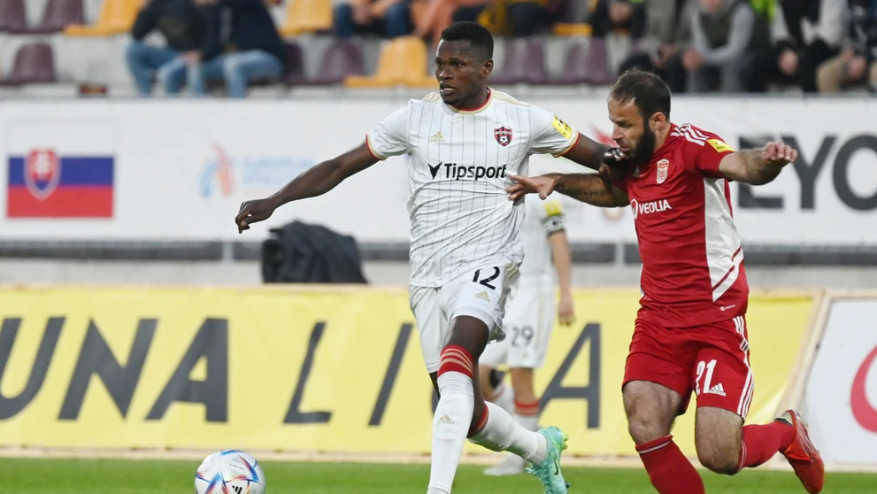 Vľavo hráč Trnavy Abdulrahman Taiwo a hráč Banskej Bystrice Lukáš Migaľa v zápase 13. kola Fortuna ligy.