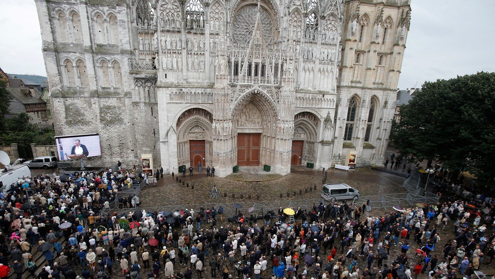 Ľudia zhromaždení pred katedrálou Notre Dame