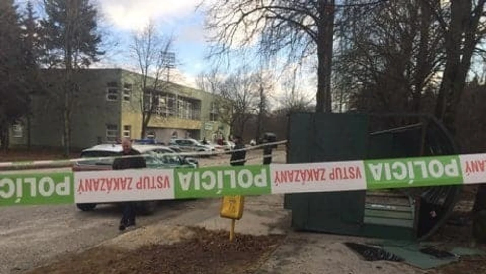 Mladý muž v rukách polície.