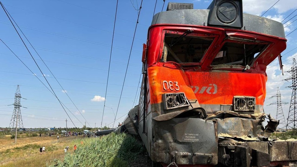 Vo Volgogradskej oblasti sa po zrážke s nákladiakom vykoľajil vlak.