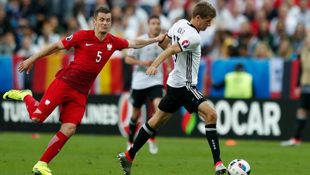 Poľský reprezentant Krzysztof Maczynski (vľavo) a nemecký hráč Thomas Müller.
