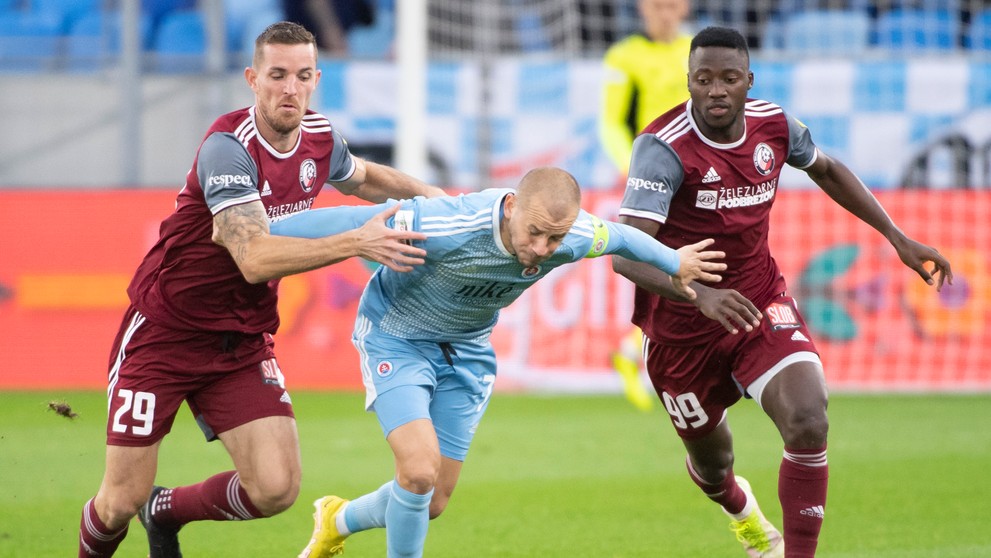 Na snímke uprostred Vladimír Weiss ml. (Slovan), vľavo Boris Godál a vpravo Moses David (obaja Podbrezová)