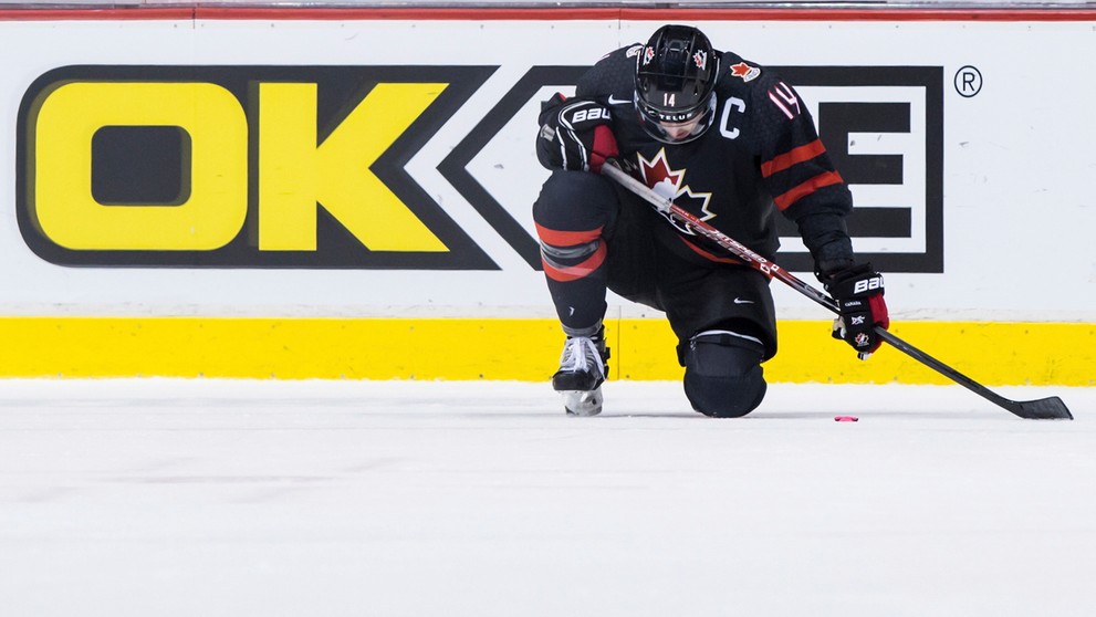 Zľava Kanaďania Michael DiPietro, Jack Studnicka, Alexis Lafreniére a Joe Veleno reagujú po prehre vo štvrťfinále MS do 20 rokov