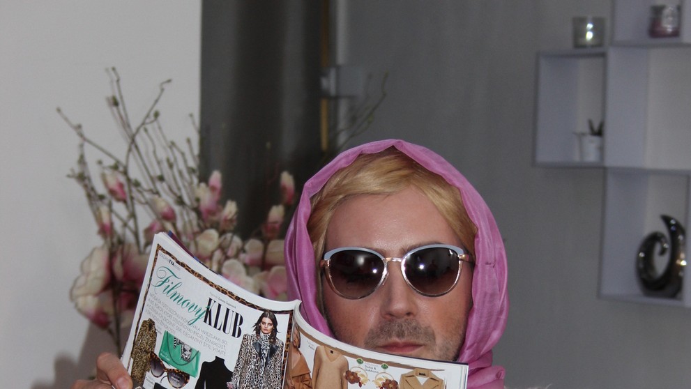 Autokamera zachytila vodiča na železničnom priecestí