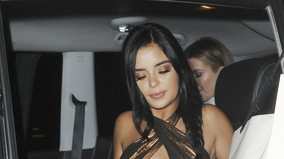 Vnadná modelka ukázala pri vystupovaní z auta všetko. A nie náhodou