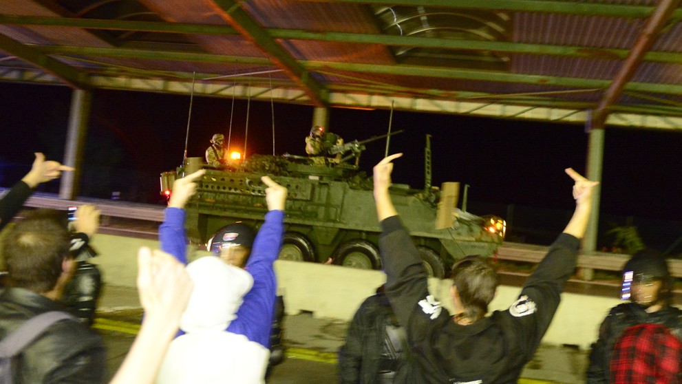Armádu USA čakalo na hranici aj niekoľko odporcov.