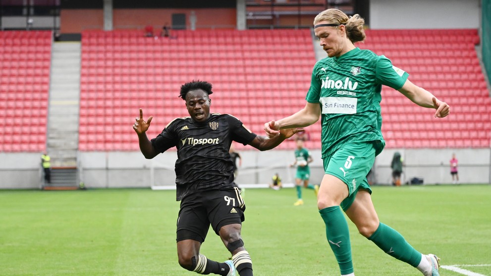 Na snímke vľavo hráč Trnavy Kelvin Ofori a hráč Audy Ivo Minkevics 