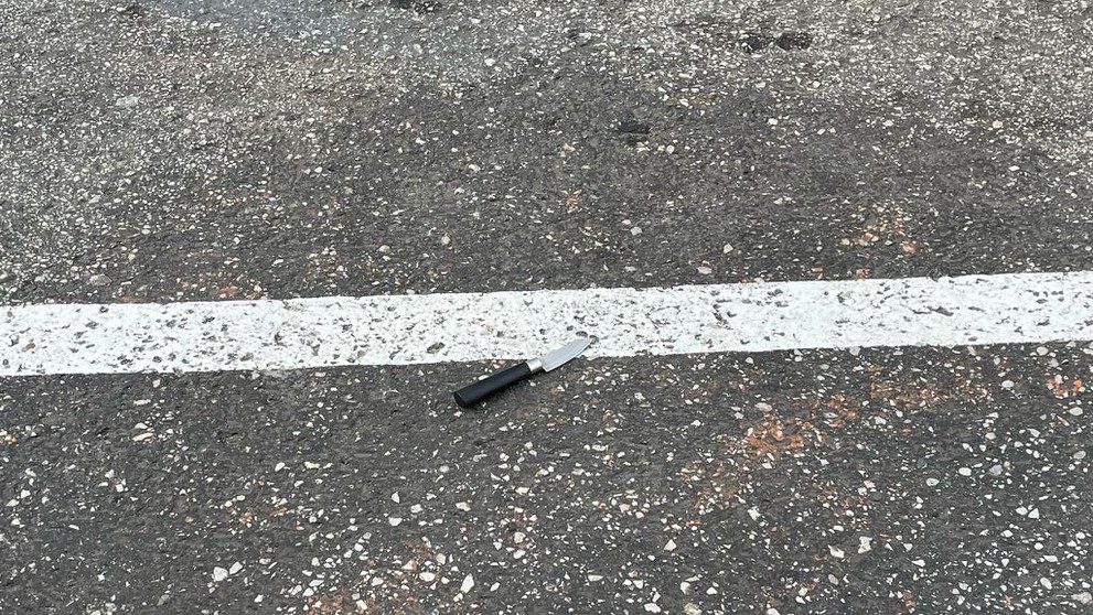 Muž napádal ľudí na ulici.