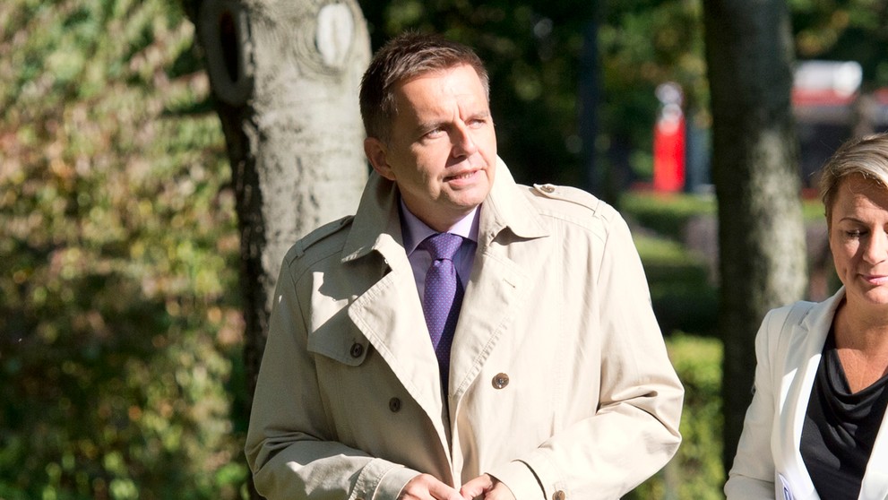 Minister financií Peter Kažimír prichádza pešo na rokovanie vlády. 