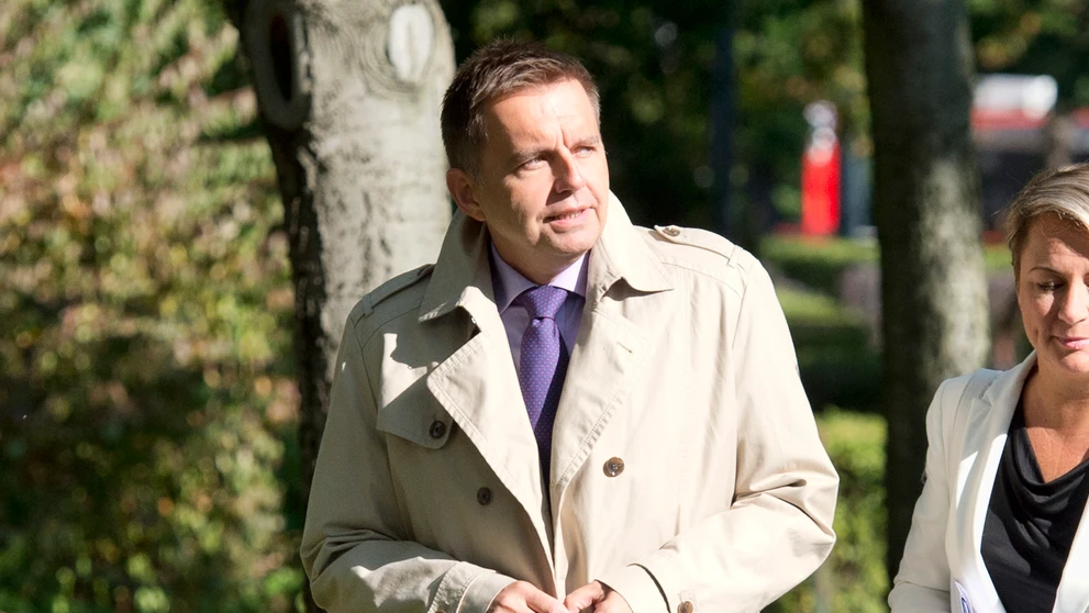 Minister financií Peter Kažimír prichádza pešo na rokovanie vlády. 