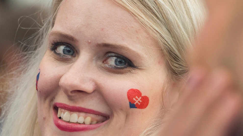 Sprava Richard Pánik a Američan Ryan Suter bojujú o puk v zápase na MS 2019.