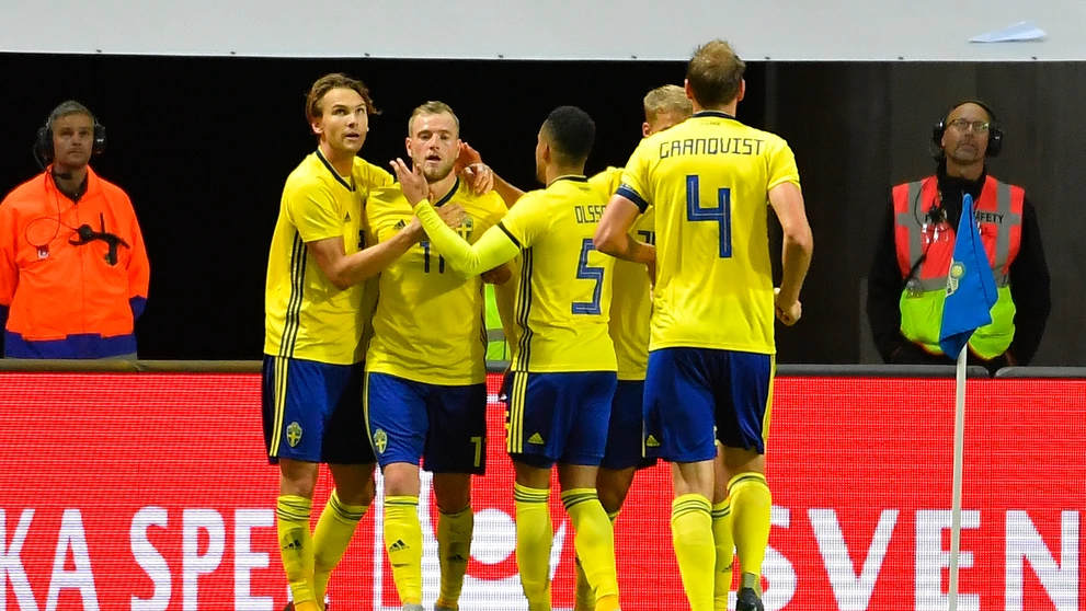 Radosť Švédov po góle v medzištátnom zápase proti Slovensku.