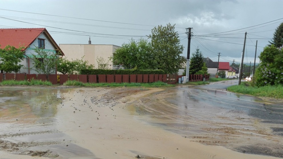 Cesta v obci Župčany po prietrži mračien.