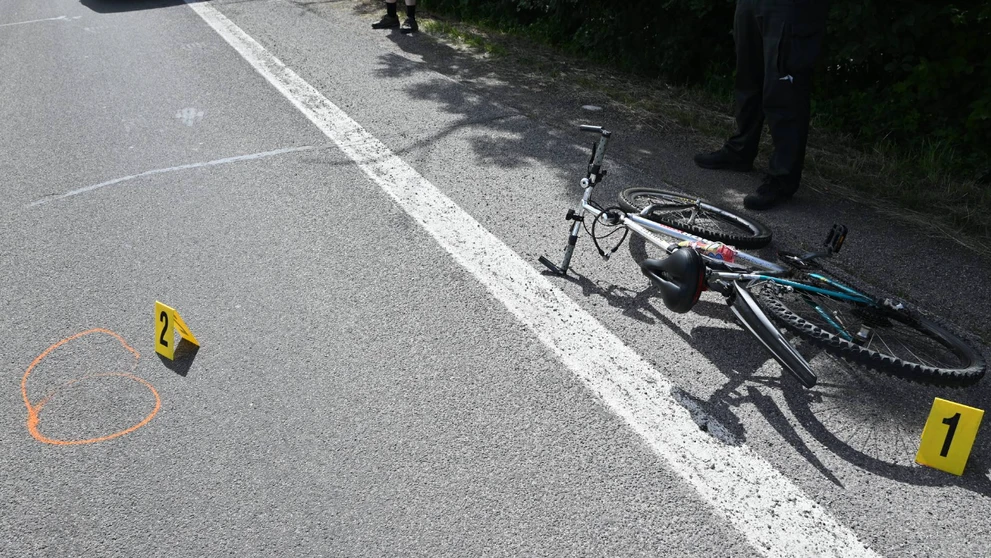 Opitý cyklista spadol na autobus.