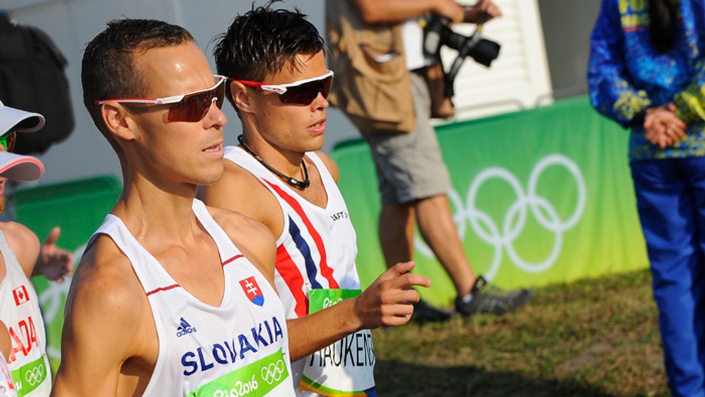 Matej Tóth na trati chodeckých pretekov na 50 km.