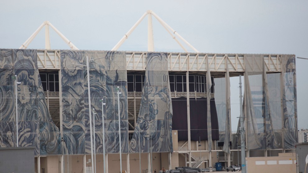 Pohľad na zničené olympijké aquacentrum v olympijskej dedine v Riu.