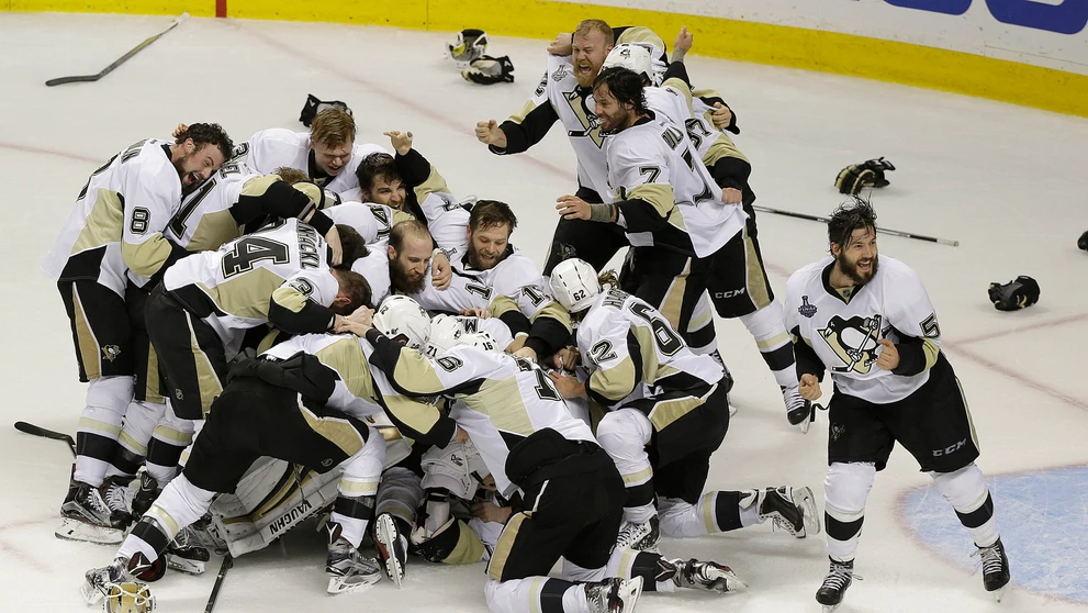 Obrovská radosť hráčov Penguins po finálovom triumfe nad San José Sharks.