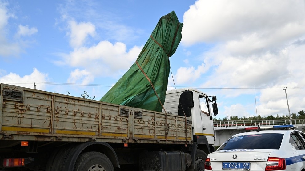 Na snímke nákladné auto vezie časť súkromného lietadla, ktoré malo patriť Jevgenijovi Prigožinovi.