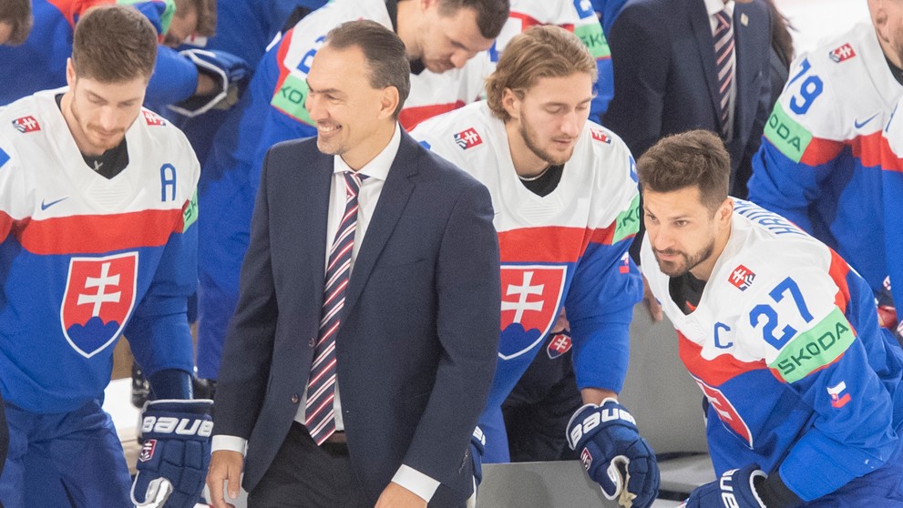 Druhý zľava prezident SZĽH Miroslav Šatan a sprava Marek Hrivík, Pavol Regenda a Peter Cehlárik po tímovom fotení na MS 2023.