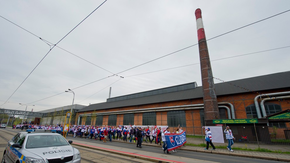 Pochod slovenských fanúšikov v Ostrave pred zápasom s Dánskom.