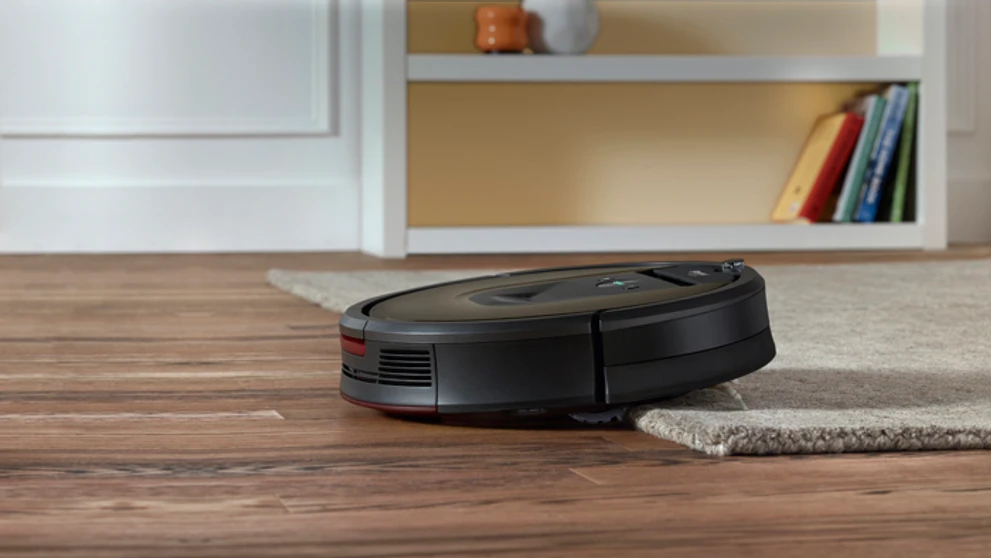 Roomba® 980 sa vie prispôsobiť rôznym typom povrchov.