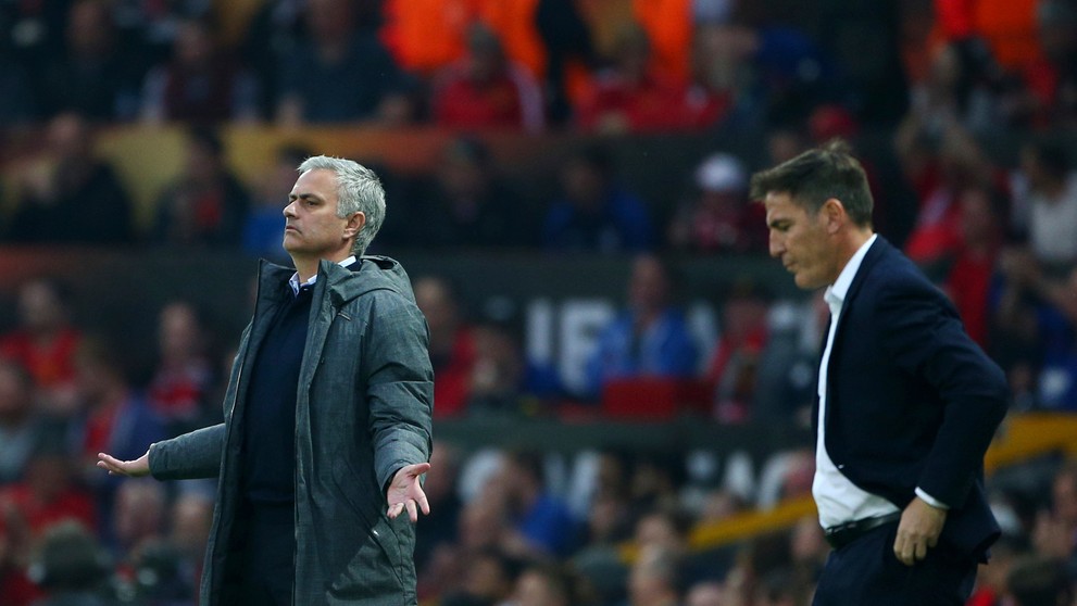 Vľavo tréner ManUtd José Mourinho, vpravo Eduardo Berizzo zo Celty Vigo v odvete semifinále EL.