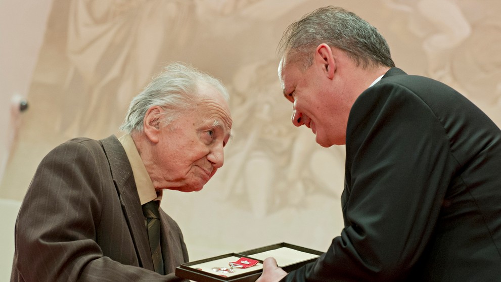 Architekt Vladimír Dedeček preberá Pribinov kríž II. triedy z rúk prezidenta SR Andreja Kisku.