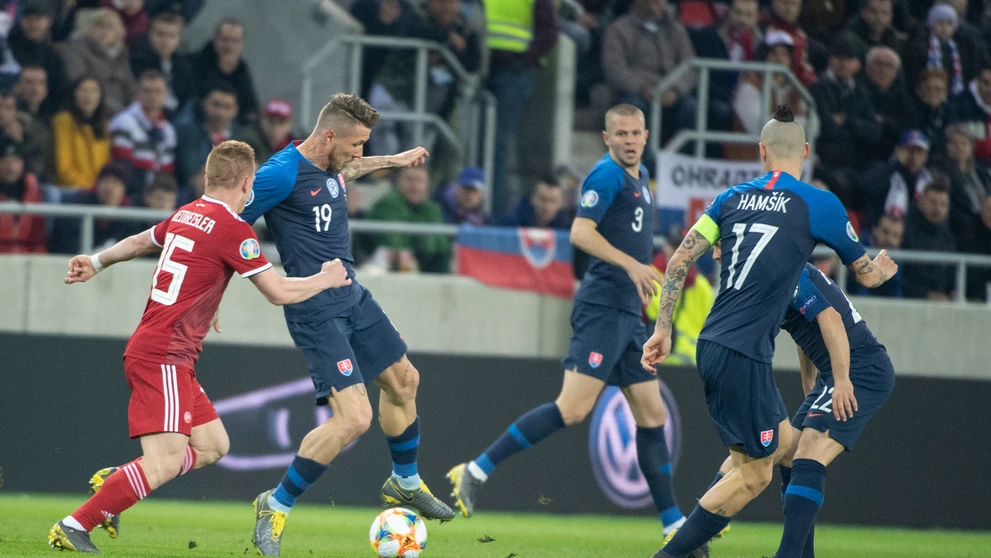 Na snímke druhý zľava Juraj Kucka (Slovensko) a vľavo Maďar László Kleinheisler v kvalifikácii ME 2020.