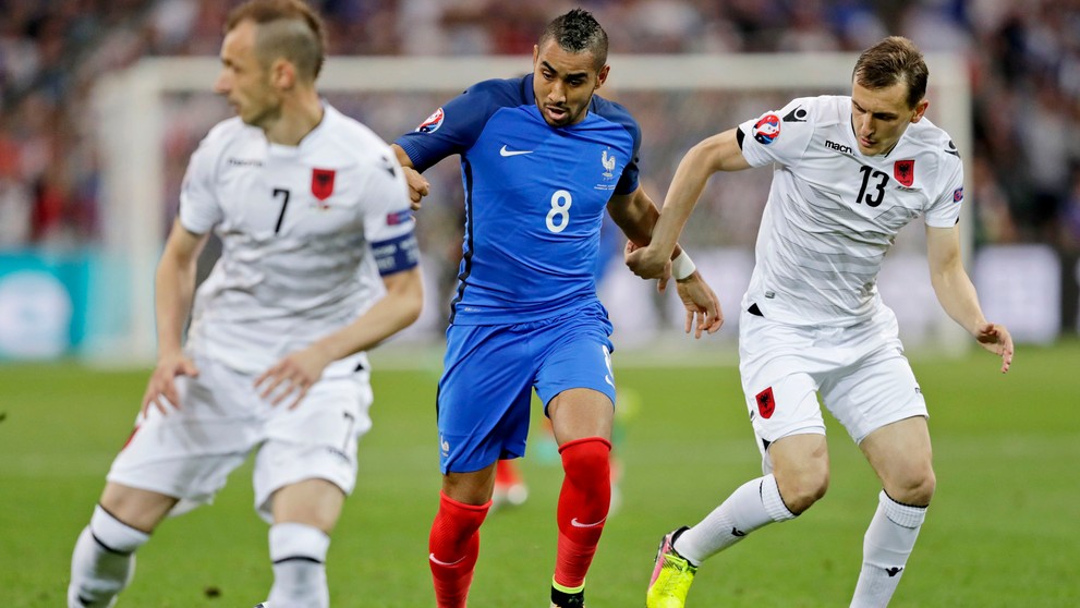 Francúzsky futbalista Dimitri Payet (uprostred) a hráči Albánska Burim Kukeli (vpravo) a Ansi Agolli (vľavo) v súboji.