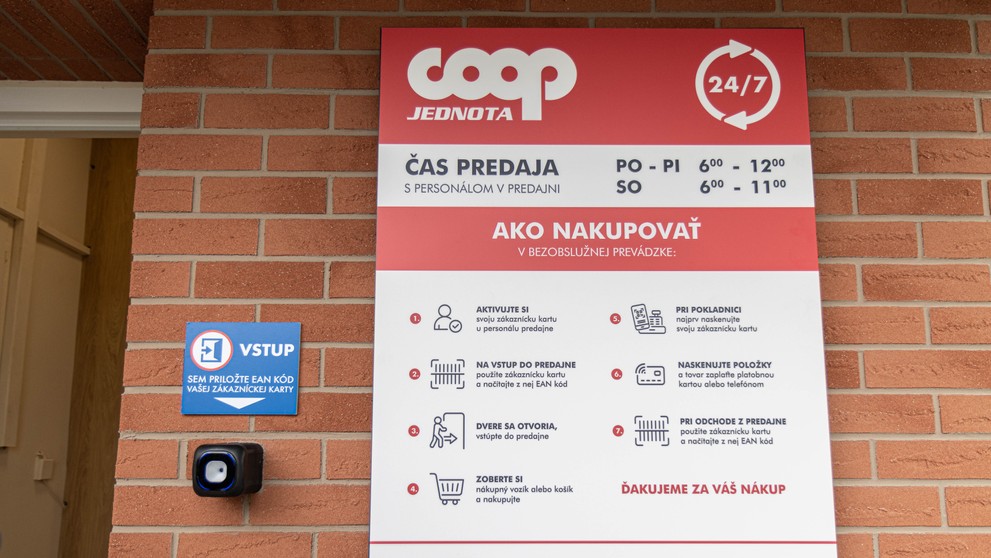 Informačná tabuľa pred predajňou