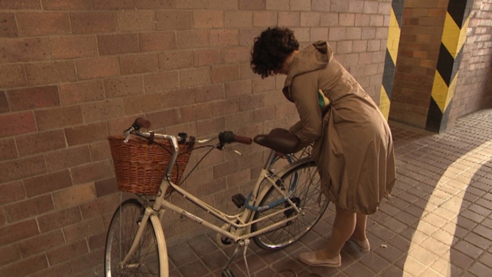 Lucia Nicholsonová parkuje bicykel v parlamentnej garáži.