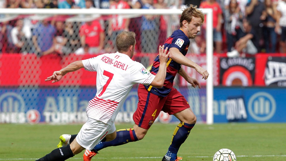 Súboj Iva Rakitič (FC Barcelona) s Michaelom Krohn-Dehliom (FC Sevilla) v zápase La Ligy.