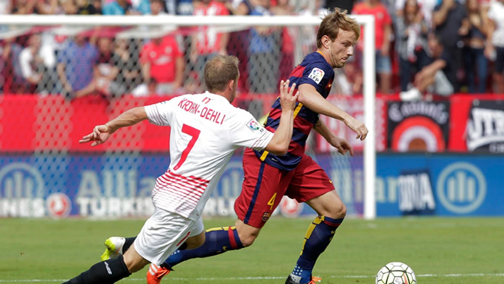 Súboj Iva Rakitič (FC Barcelona) s Michaelom Krohn-Dehliom (FC Sevilla) v zápase La Ligy.