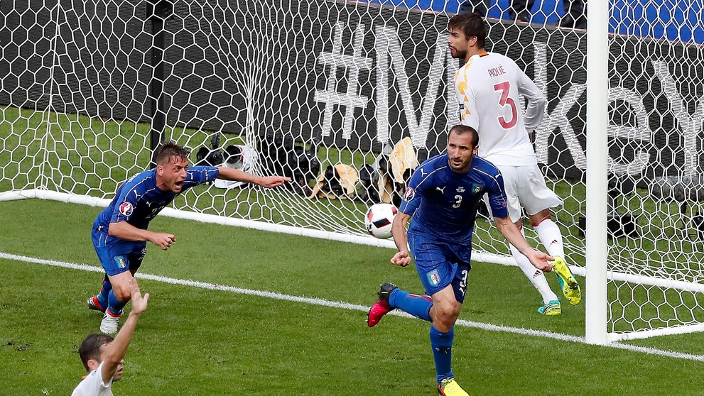 Talian Giorgio Chiellini (vpravo) sa teší po strelení úvodného gólu v osemfinále ME proti Španielsku.