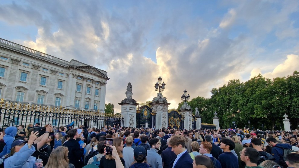 Davy ľudí pred Buckinghamským palácom.
