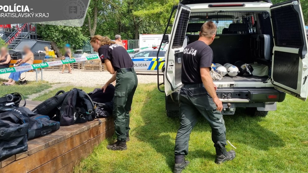 Pátranie po tele utopeného muža.