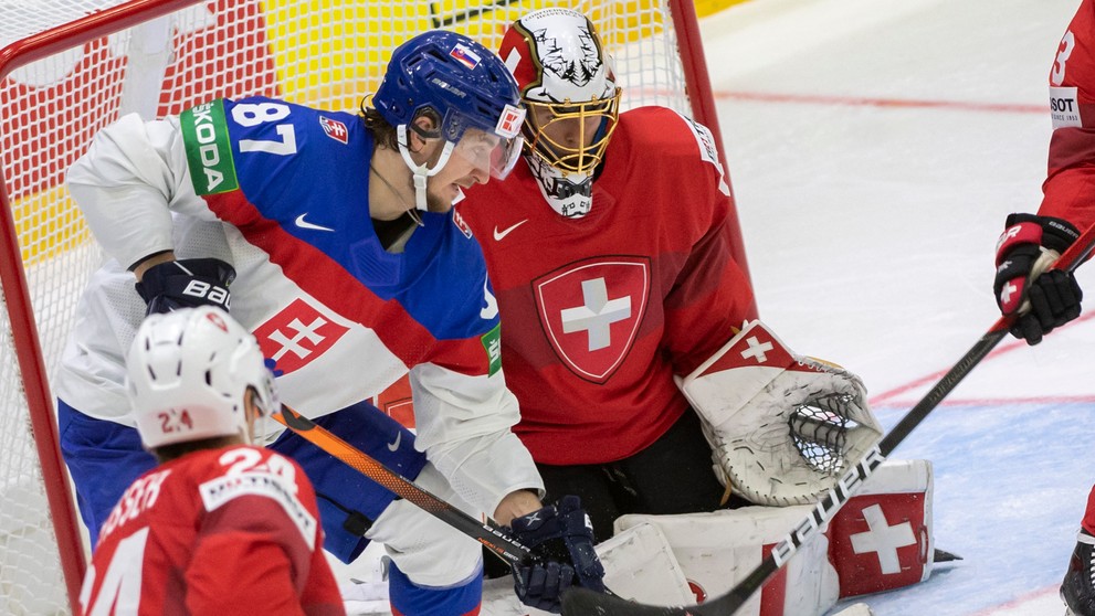 Na snímke vľavo Pavol Regenda (Slovensko) a vpravo brankár Leandro Genoni (Švajčiarsko).