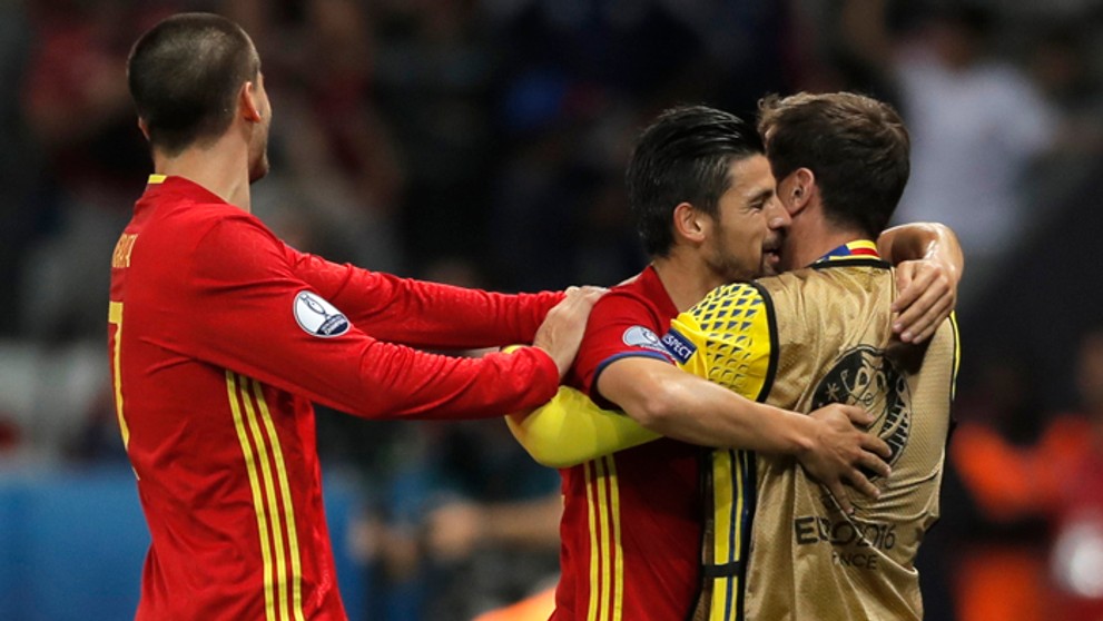 Španiel Nolito (v strede) oslavuje druhý gól proti Turecku s brankárom Ikerom Casillasom a Alvaro Moratom.