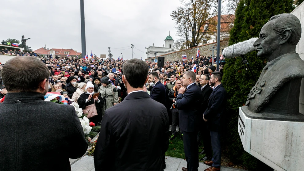Predstavitelia strany Smer-SD prišli položiť veniec k buste Alexandra Dubčeka pred Národnou radou SR.