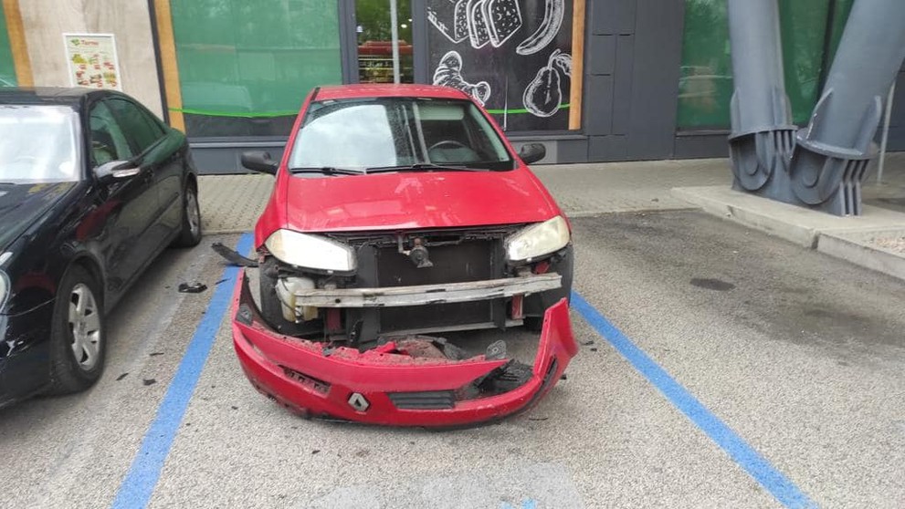 Zdemolované auto na parkovisku v Petržalke.