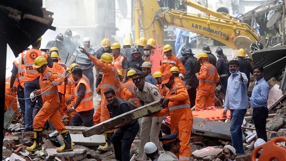 V indickom Bombaji sa zrútila budova