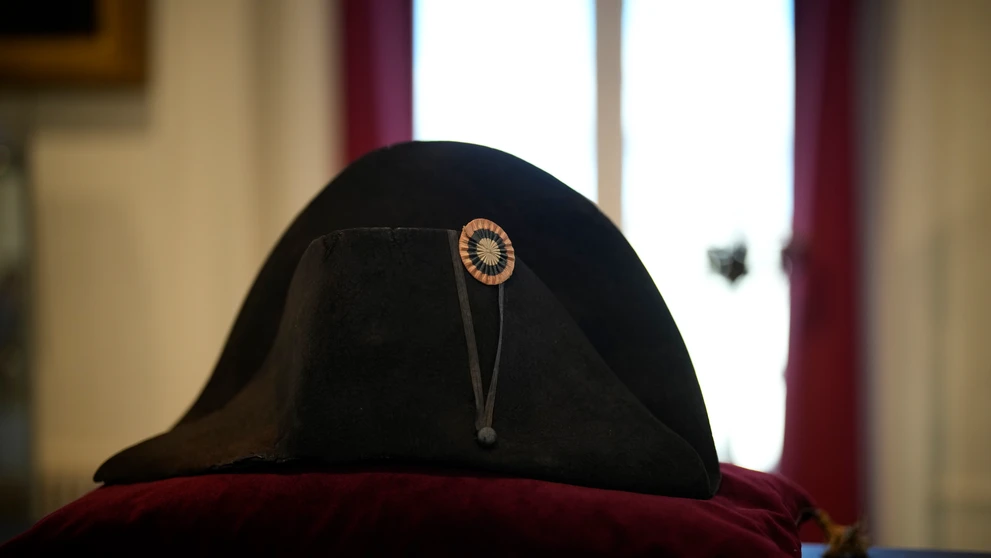 Na snímke jeden z charakteristických dvojrohých čiernych klobúkov, ktoré nosil francúzsky cisár Napoleon Bonaparte (2)