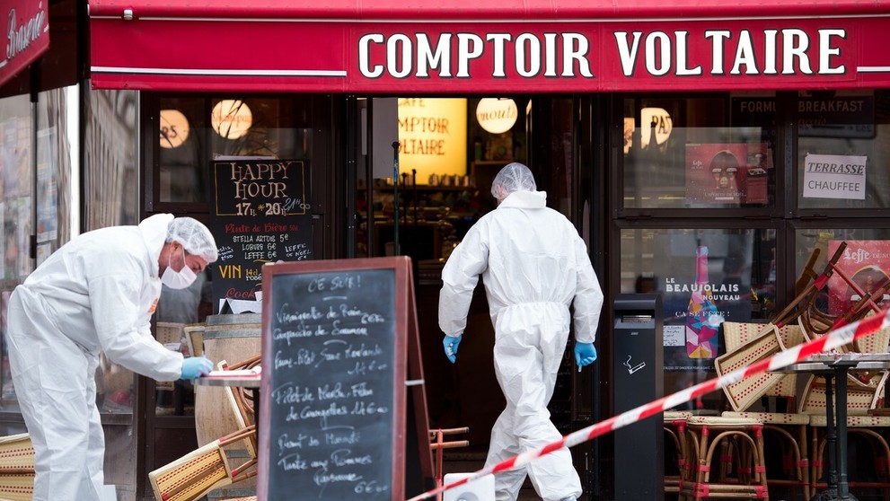Forenzní experti pred Cafe Comptoir Voltaire, kde útočníci zabíjali.