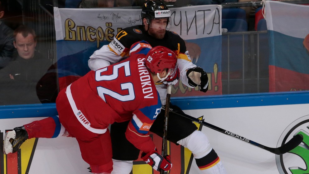 Rus Sergej Širokov (vľavo) v súboji pri mantineli s Nemcom Marcusom Kinkom v zápase štvrťfinále MS v Rusku.