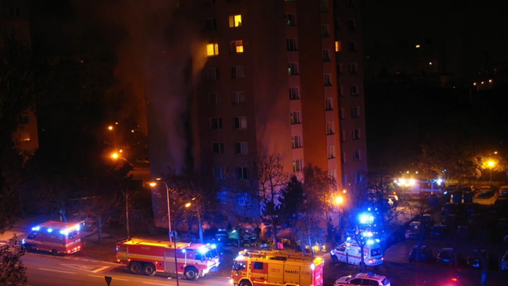Záchranári a hasiči zasahujú počas požiaru, ktorý vypukol v byte na Bilíkovej ulici v Dúbravke.