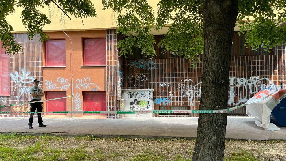 Dieťa spadlo pod bytovku